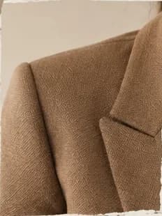 Ombro e lapela de um blazer camel