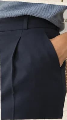 Calça azul-marinho de alfaiataria, com pence